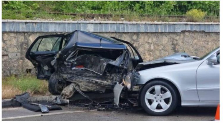 Aksident në Tiranë-Elbasan, makina del nga rruga