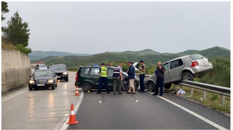 Tragjike! 8-vjeçarja humb jetën në aksident në Elbasan -Peqin