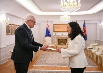Osmani pranon letrat kredenciale nga ambasadori i vendit aleat të ngushtë të Kosovës