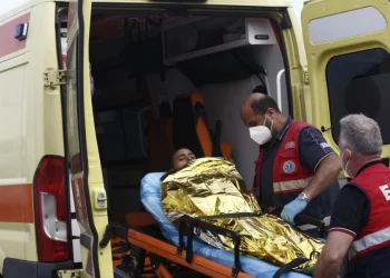 Tragjedia në Greqi/ Mendonte se kishte vdekur, gjen të vëllain mes të shpëtuarve. Momenti prekës në foto