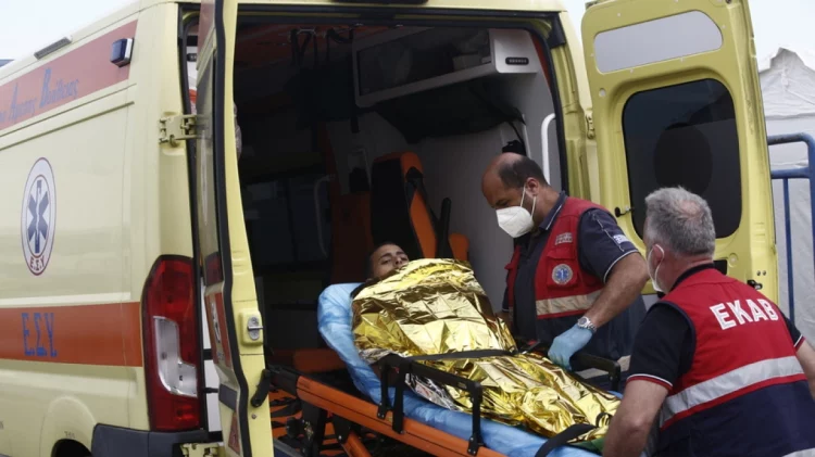 Tragjedia në Greqi/ Mendonte se kishte vdekur, gjen të vëllain mes të shpëtuarve. Momenti prekës në foto