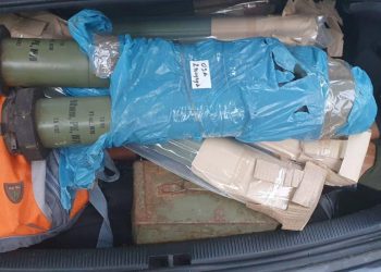 Policia ndalon veturën plote me armë, Sveçla: U parandalua një sulm terrorist