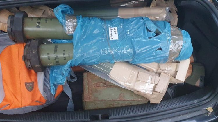 Policia ndalon veturën plote me armë, Sveçla: U parandalua një sulm terrorist