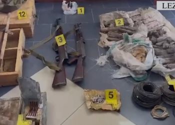 VIDEO/ Prodhonte mina me telekomandë për grupet kriminale, kapet 66-vjeçari