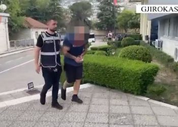 “500 euro/personi”, transportonte emigrantët me furgon arrestohet 35-vjeçari