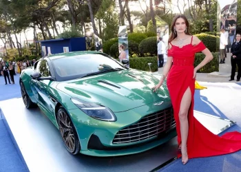 Sa u shit Aston Martin DB12 i parë?