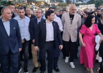 Ditën Rama sulmon Kurtin, në mbrëmje darkon me Vjosa Osmanin