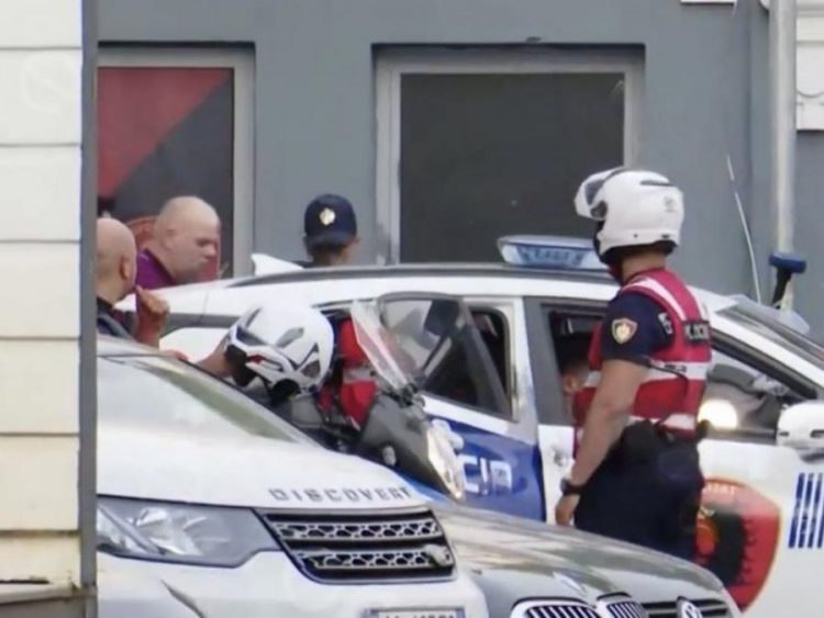 Nën akuzë për korrupsion, dalin foto e Safet Gjicit nga kafazi bashkë me Almën