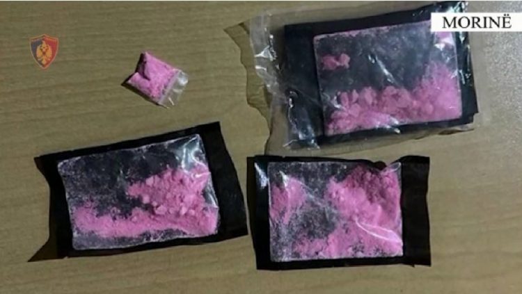 Tentoi të trafikonte lëndë narkotike ekstazi në Shqipëri, 33-vjeçari arrestohet në Morinë