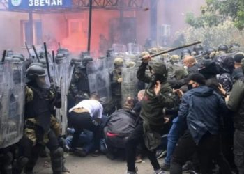 Protesta e dhunshme në Zveçan/ Policia: 70-80 persona të dhunshëm sulmuan zyrtarët policorë