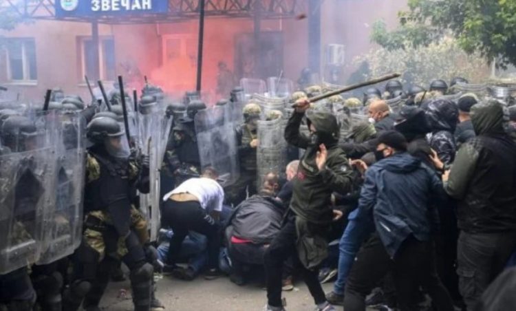 Protesta e dhunshme në Zveçan/ Policia: 70-80 persona të dhunshëm sulmuan zyrtarët policorë