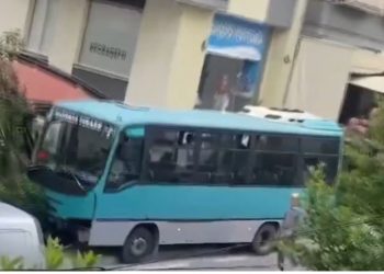 Autobusi i ‘Freskut’ përfundon në një lokal në Tiranë (VIDEO)