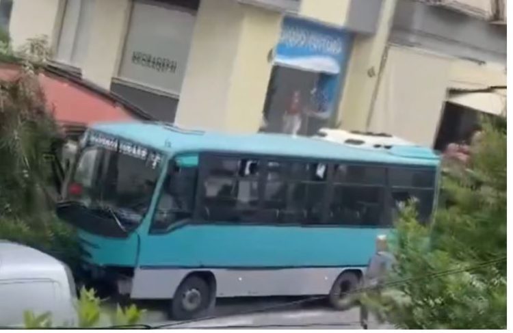 Autobusi i ‘Freskut’ përfundon në një lokal në Tiranë (VIDEO)