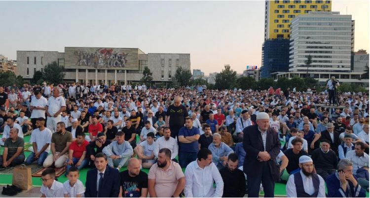 Sot festohet Kurban Bajrami, kreu i KMSH: T’u shtrijmë dorën e ndihmës…