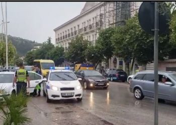 Aksident në Berat, i dehur në timon shoferi përplas dy mjete të bankës