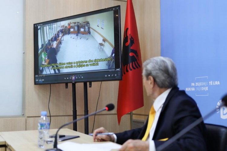 Berisha paraqet video nga votimet: Operatorët votojnë për qytetarët