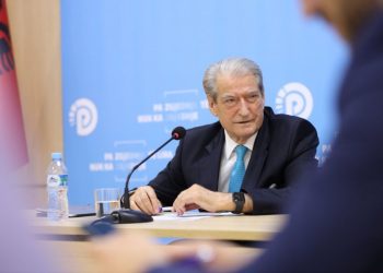 “Vjen si hero”, Berisha komenton vizitën e Bill Clinton në Tiranë