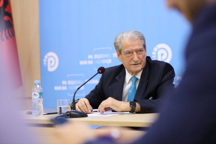 “Vjen si hero”, Berisha komenton vizitën e Bill Clinton në Tiranë