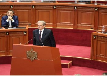 Berisha në Kuvend: Vratë luftëtarin e lirisë, ndihem më muxhahedin se kurrë