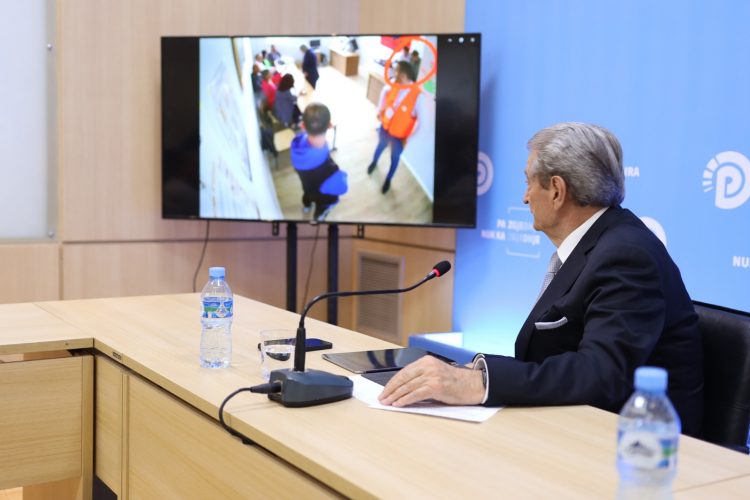 Zgjedhjet në Kamëz, Berisha: Komisionerja e PS voton për qytetarin, operatori përdor disa karta identiteti