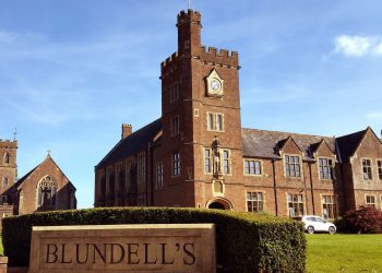 Sulm në një shkollë në Angli, tre të plagosur