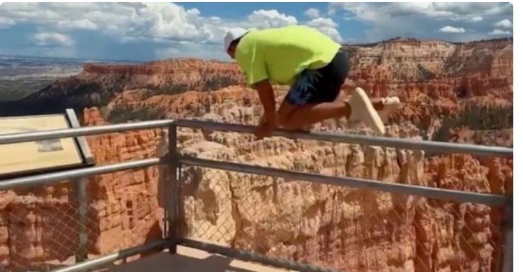 Bëri shaka, por burri gati bie në humnerë (VIDEO)