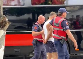 Aksioni në Elbasan, të arrestuarit nisen me autobus drejt Tiranës (Pamjet)