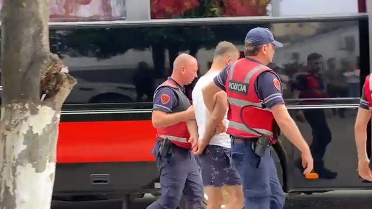 Aksioni në Elbasan, të arrestuarit nisen me autobus drejt Tiranës (Pamjet)