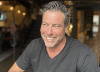 Publikoi letrën mbi rënien e demokracisë, ndëshkohet nga Facebook