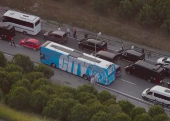 VIDEO/ Trafiku i rënduar, autobusi i City bllokohet në Stamboll