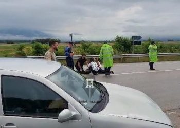 Aksident i rëndë në Maliq, makina përplas këmbësorin, transportohet me urgjencë në spital