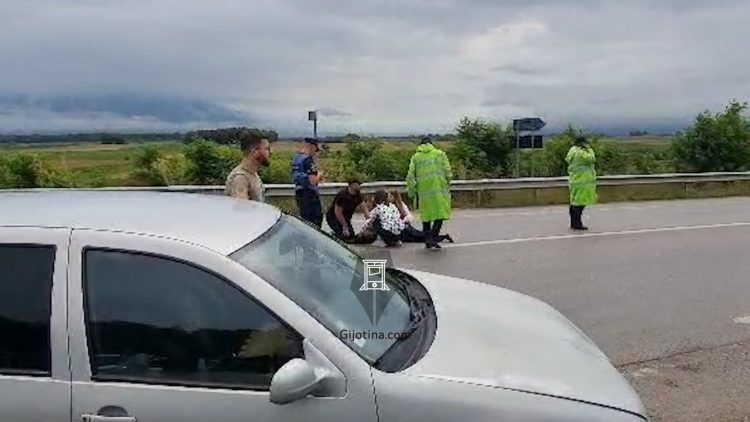 Aksident i rëndë në Maliq, makina përplas këmbësorin, transportohet me urgjencë në spital