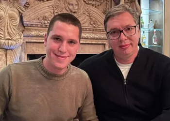 Djali i Vuçiç u bashkohet serbëve në Graçanicë, me një mesazh në bluzën e tij