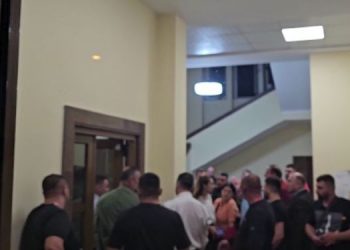 Tension në kryesinë e PD-së, Bardhi e Sula braktisin mbledhjen pas presioneve