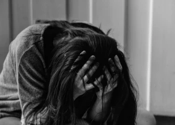 Skandal tjetër në kishën greke, prifti i tha një gruaje në depresion se kishte demonë dhe i bëri ekzorcizëm