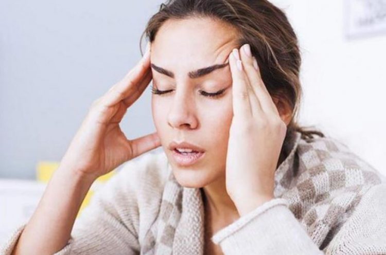 Si ta largoni dhimbjen e kokës në pesë minuta pa ilaçe