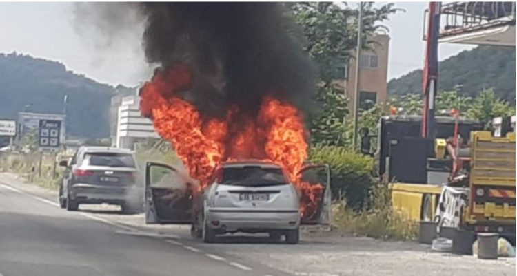 Merr flakë në lëvizje automjeti në autostradën Tiranë-Durrës