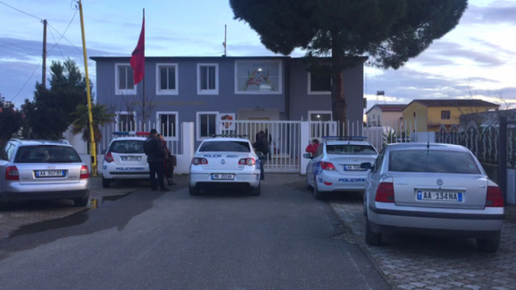 I riu godet me sende të forta 31-vjeçarin dhe qëllon me armë në Divjakë