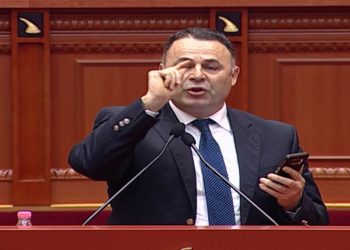 Nis me tensione seanca në Kuvend/ Nikolla s’e la të fliste, deputeti i PD-së i bie foltores me grusht