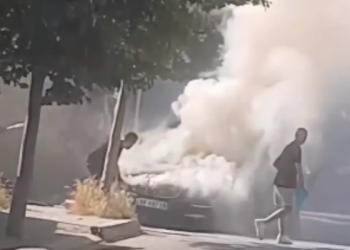 VIDEO/ Makina përfshihet nga flakët, tentojnë të shuajnë zjarrin me kova