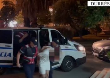VIDEO/ Shisnin kokainë në lokalet e natës, pranga dy të rinjve në Durrës