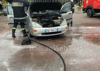 Ishte parkuar para Bashkisë së Durrësit, digjet automjeti