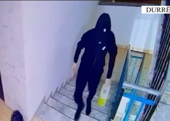 VIDEO/ I vuri flakën derës së ish-vjehrrit të motrës së tij, arrestohet 18 vjeçari