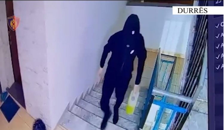 VIDEO/ I vuri flakën derës së ish-vjehrrit të motrës së tij, arrestohet 18 vjeçari