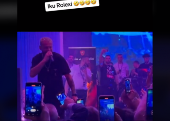 “Mbaje, mbaje”/ Fansi i çmendur heq Rolex-in nga dora dhe ja dhuron Luizit, shikoni reagimin e këngëtarit