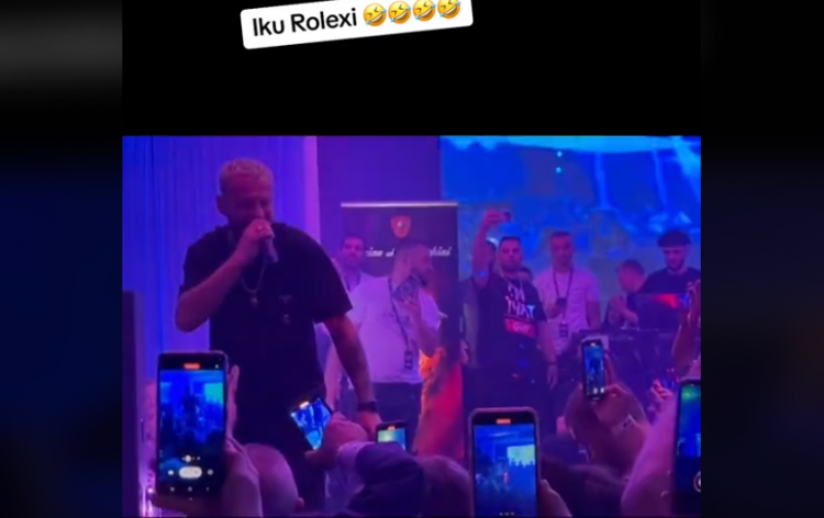 “Mbaje, mbaje”/ Fansi i çmendur heq Rolex-in nga dora dhe ja dhuron Luizit, shikoni reagimin e këngëtarit