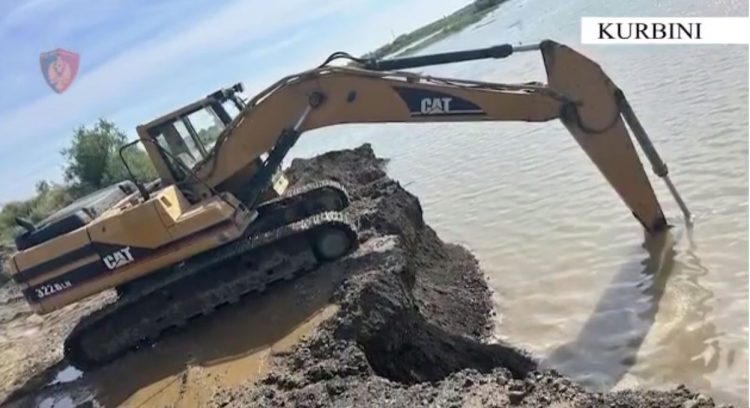 VIDEO/ Gërryente shtratin e lumit Mat, në kërkim pronari i subjektit