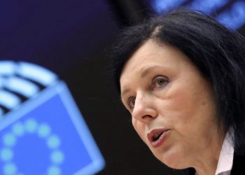 A është e krijuar nga njeriu apo nga AI? Evropa kërkon identifikim për këtë ndërsa lufton dezinformimin