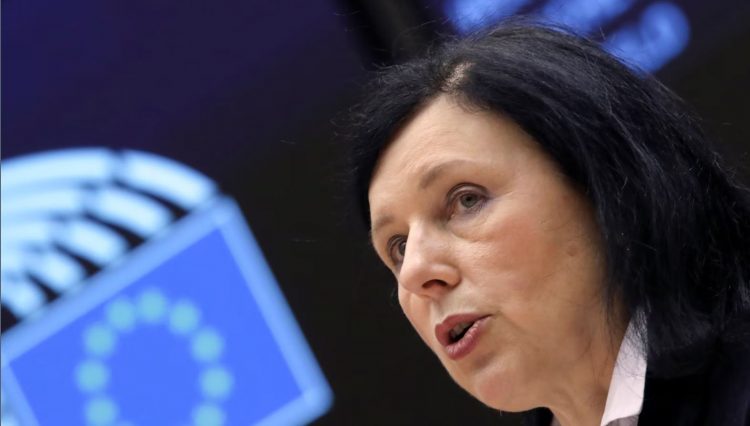 A është e krijuar nga njeriu apo nga AI? Evropa kërkon identifikim për këtë ndërsa lufton dezinformimin