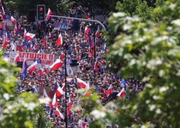 Rreth 500 mijë persona protestë kundër qeverisë në Poloni, thirrje për zgjedhje të lira